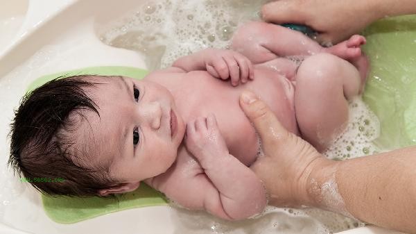 What are the benefits of taking a hot shower for the body