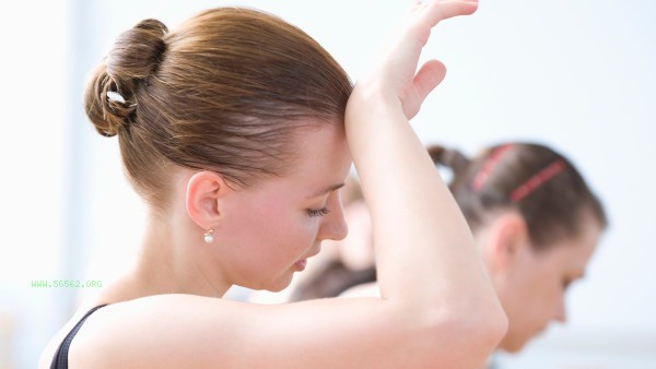 Does sweaty palms affect daily life? To solve the problem of hand sweating, start adjusting from these lifestyle habits