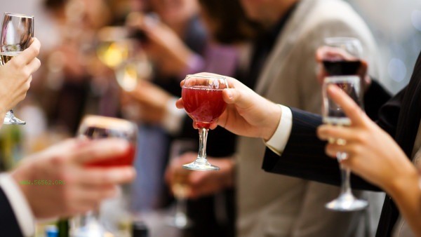 Men who love to drink alcohol during the dog days should avoid using these three methods if they want to reduce the harm
