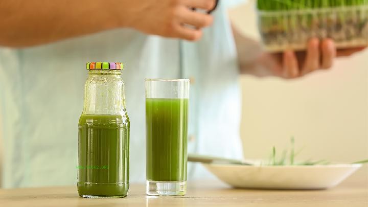 It is advisable to drink more water and eat more vegetables to prevent mouth and lip sores in spring
