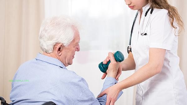 Correct usage method of resistance ring for 80 year old elderly