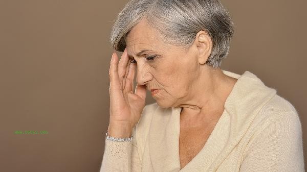 How many steps should elderly people over 60 take every day