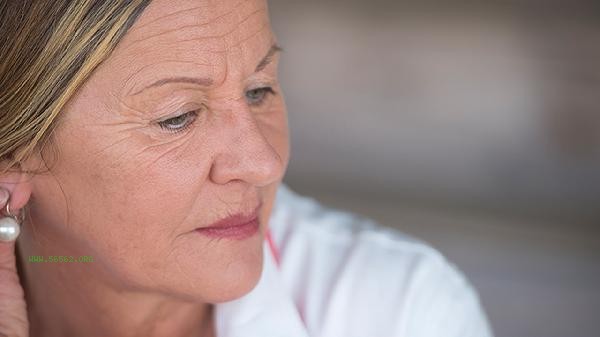 How can women delay the onset of menopause