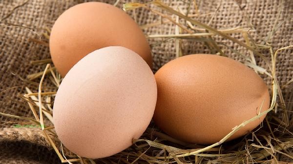How to peel boiled eggs well