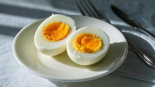 Why is it difficult to peel off the skin of boiled eggs