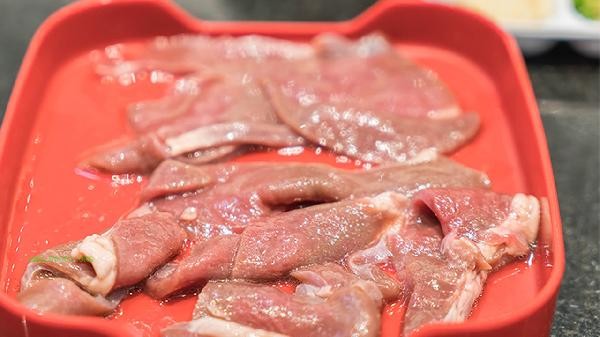 How to mix celery, pork, dumpling filling