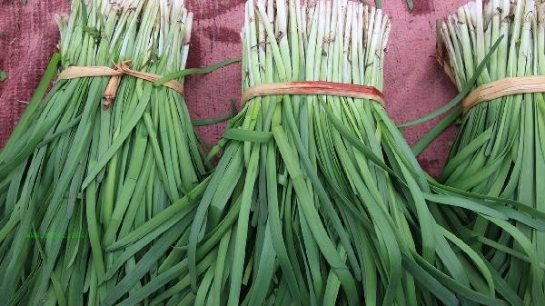 What seasoning is used for stir frying chives