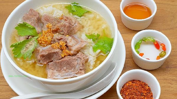 Method for removing fishy smell from frozen pork ribs in restaurants