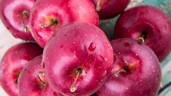 Can peeled apples be eaten the next day in the refrigerator