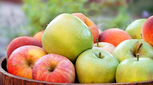 Why don't peeled apples turn black
