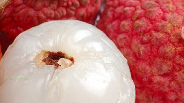 What are the benefits of boiling lychee shells in water