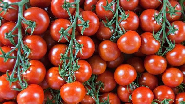 The correct method for handling tomato skins