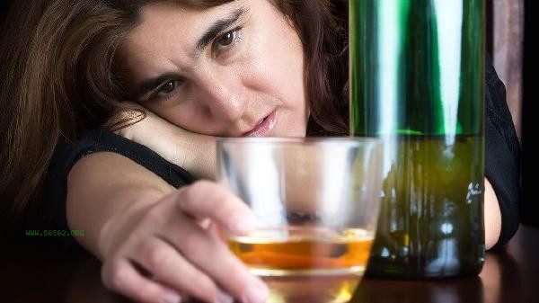 What beverages or foods should be paired with alcohol to avoid getting drunk easily