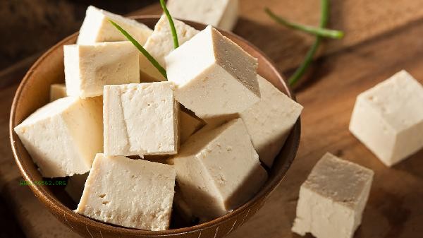 Can tofu still be eaten if it's a bit sour after stir frying?