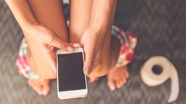 What should middle school children do if they keep playing with their phones