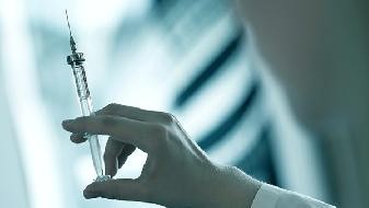 What is the reason for the emergence of variant strains in Omicron and what is the transmission power of Omicron