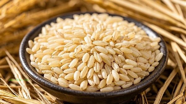 What is the difference between reducing fat by eating brown rice and not eating it