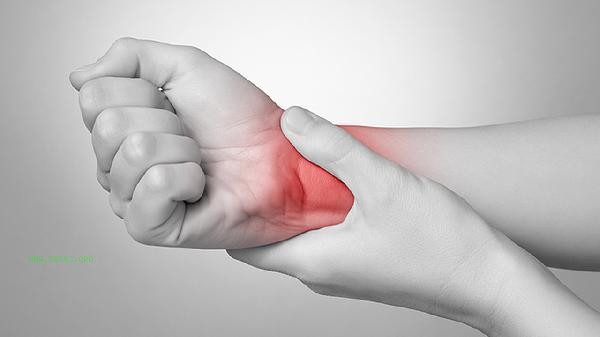 What causes a muscle strain in the right arm