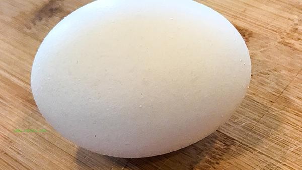 How long can fresh eggs be stored at room temperature in winter