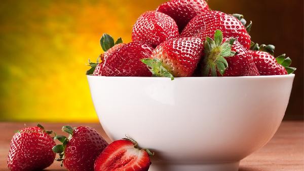 How to remove pesticides from strawberries