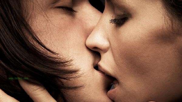 What are the physiological reactions of couples kissing