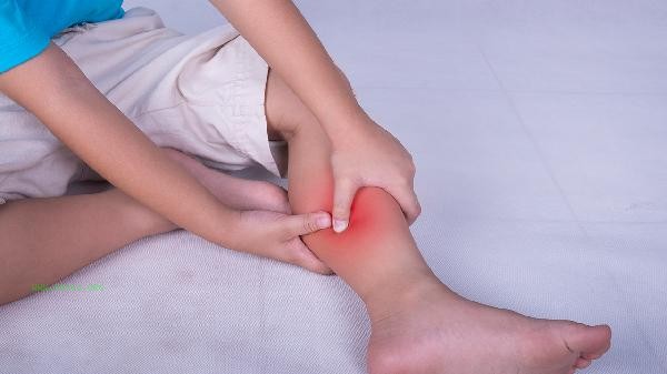 What herbal medicine is used to soak wine for the treatment of rheumatoid arthritis