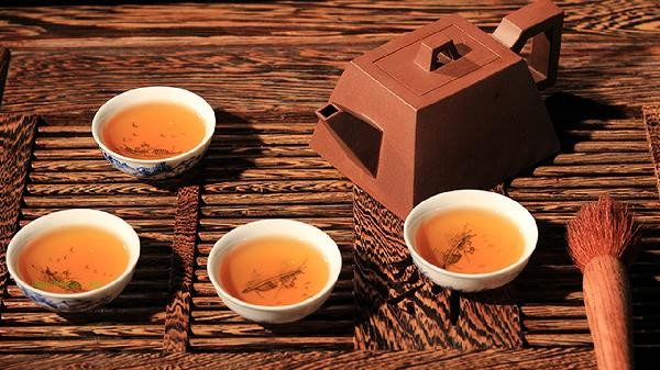 How can the tea stains on the enamel jar be removed