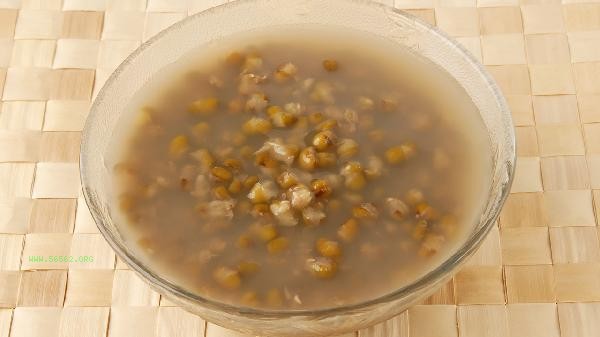 What disease can be treated by mixing mung bean water with eggs