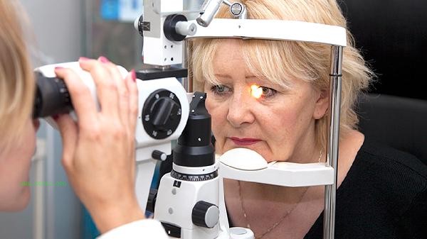 What are the risks and sequelae of eye liposuction