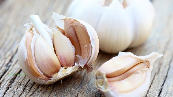 Why do fitness enthusiasts like to eat garlic