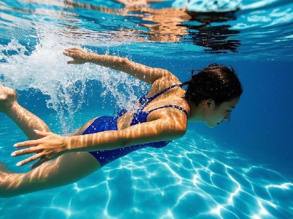 Does the swimming pool have circulating water, so there's no need to change the water