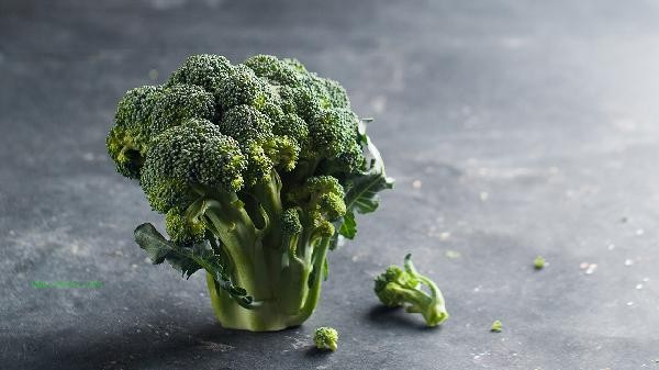 Why do fitness enthusiasts eat broccoli