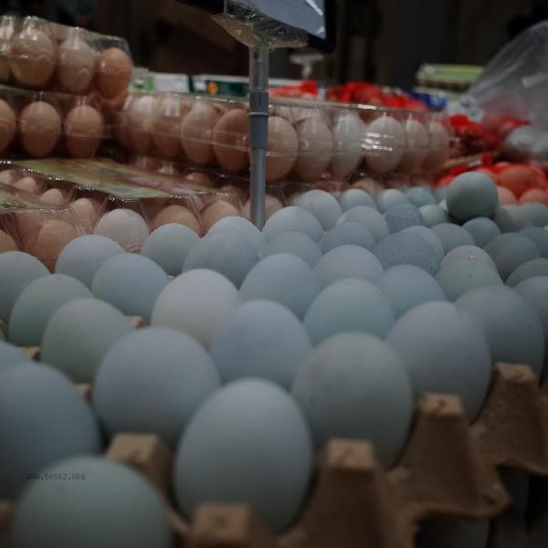 Is it good to drink boiled water mixed with eggs before going to bed at night