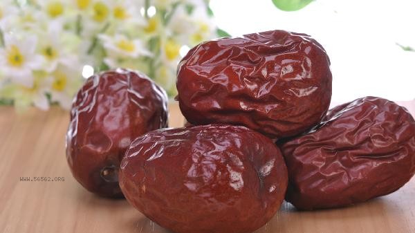 Is it generally recommended to buy seedless dates