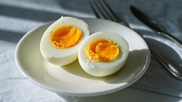 Why is it difficult to shell boiled eggs