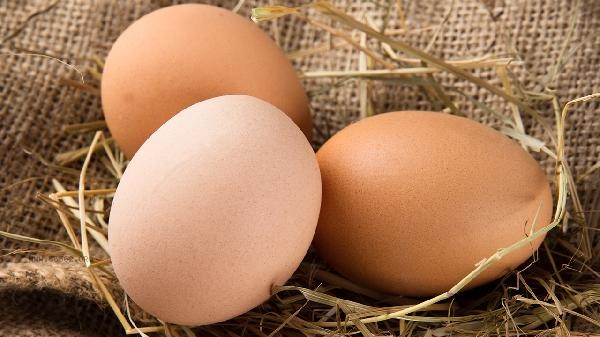 Can cracked eggs be heated in the microwave