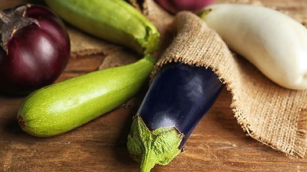 What are the harms of stewed eggplant and potatoes