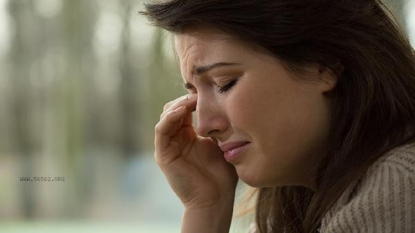 What should I do if my girlfriend is sensitive and suspicious