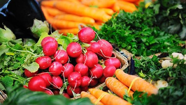 Can tomatoes be cooked with carrots?