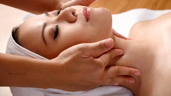 Simple facial massage techniques and steps
