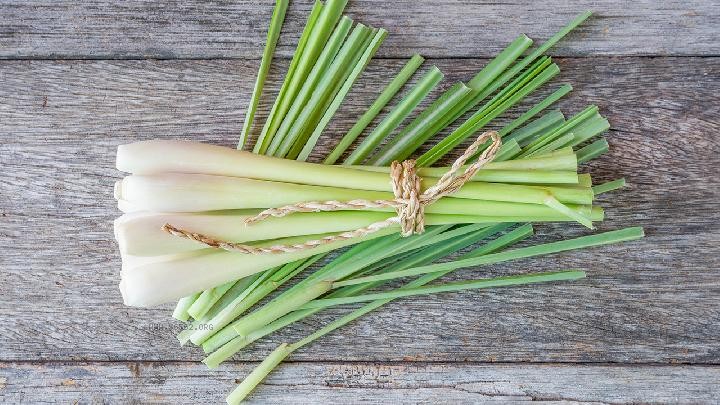 Lemon green tea is a beauty tea drink for women who want to slim down and lose weight