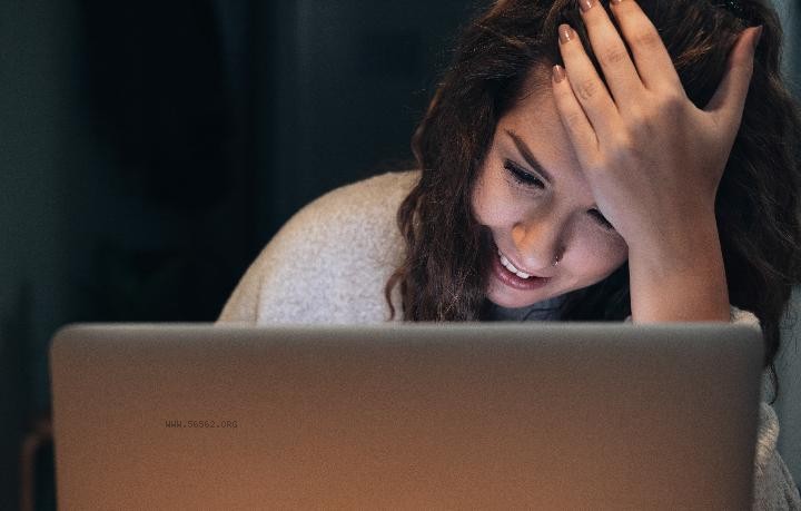 Does staying up late make people gain weight?