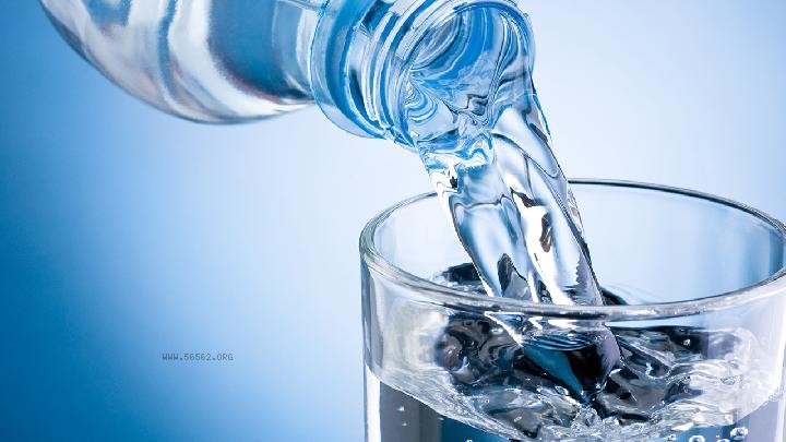 Is it better to drink soda water or plain water for weight loss