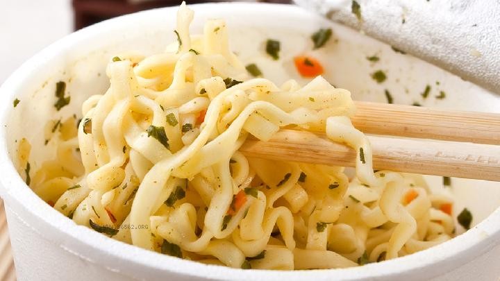 The heat of a bucket of instant noodles