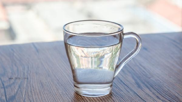 Why should Taurus women be careful of Aquarius men