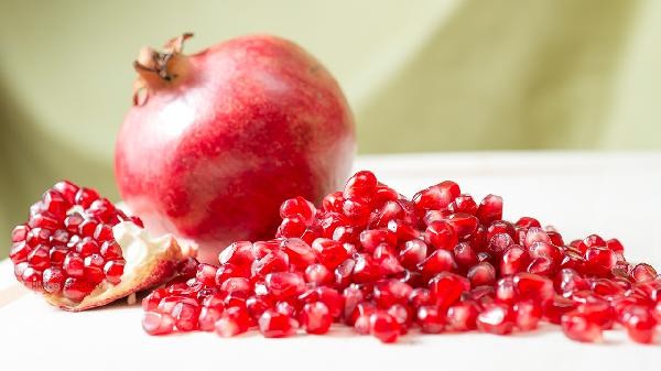 When do pomegranates bloom