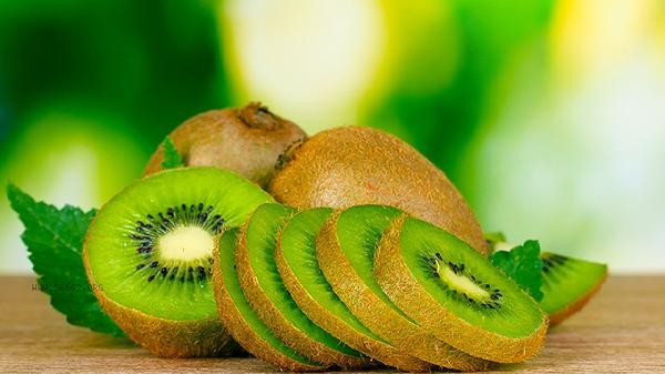 How to use the spoon for digging kiwifruit