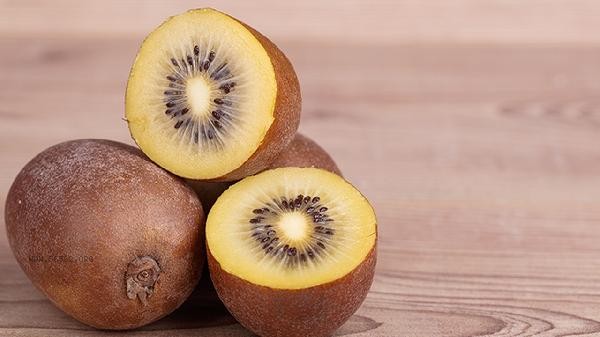 How to eat kiwifruit is relatively easy