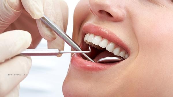 Advantages and disadvantages of porcelain veneers and dental implants