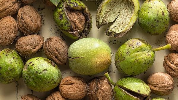 How to remove the skin from the new walnut